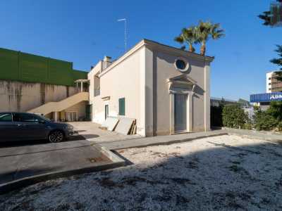 Osserviamo ora pi� da vicino il tempio, che appare come un semplice parallelepipedo in stile neoclassico. Ha un portale d�accesso architravato...